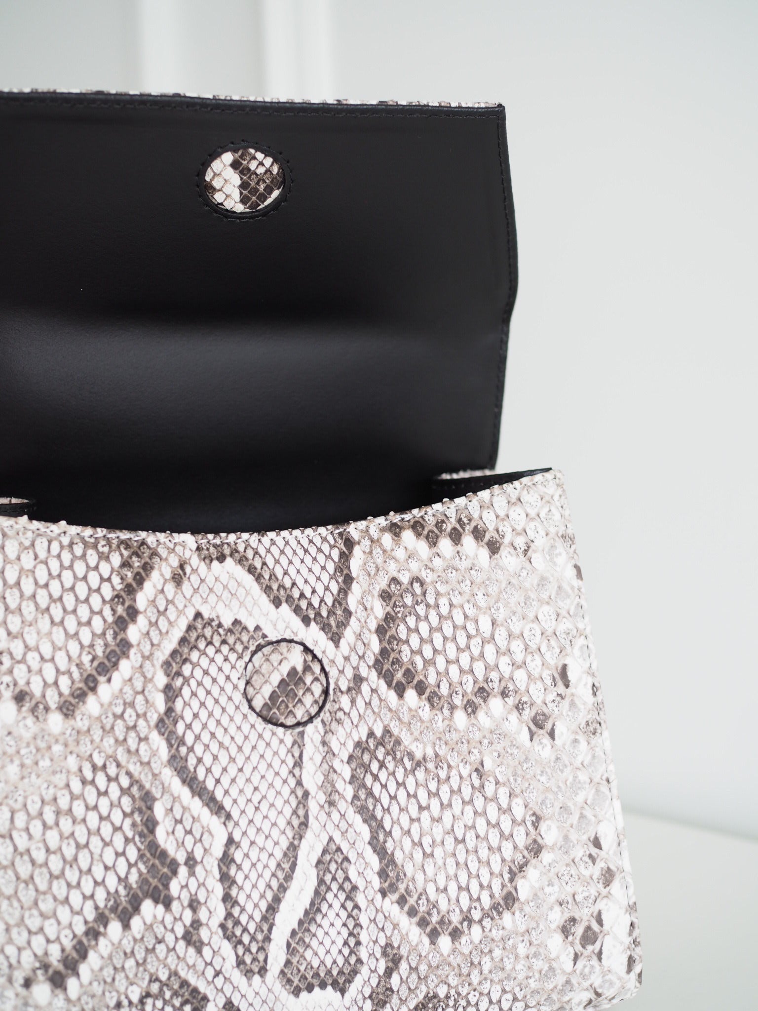 GEM PYTHON NATURAL WHITE